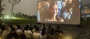 （美女淫女日屌操逼转载）成都秋夜“新耍法”：到公园看坝坝电影